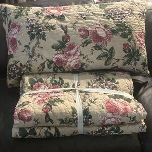 Pottery Barn
Adelise Reversible One King Sham 
75% Cotton , 25% Linen NWT